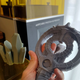 Detalle de dos piezas impresas con la impresora 3D Anycubic Photon M3 Premium